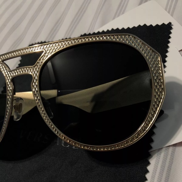 Versace - Picture 4 of 12